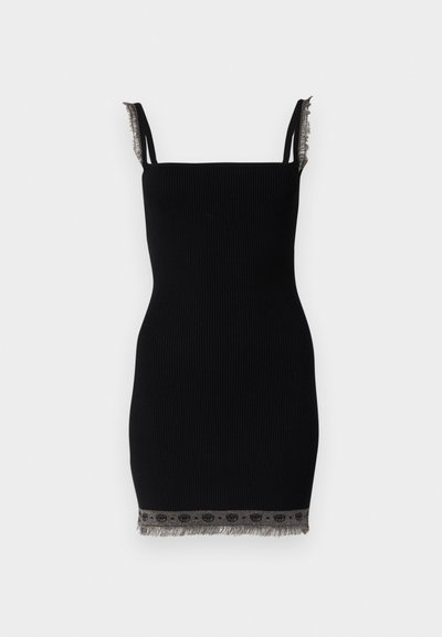 Must mustriba kleit, millel on õhukesed rihmad ja dekoratiivne frantsi serv koos metallilise aktsendiga. Disain on kehakujuline ja keskmise pikkusega.