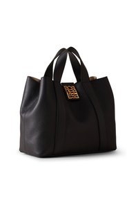 Schwarze Leder-Tote-Bag mit strukturiertem Finish, ausgestattet mit zwei Griffen und einem goldfarbenen Logo-Akzent auf der Vorderseite. Einfaches, strukturiertes Design.