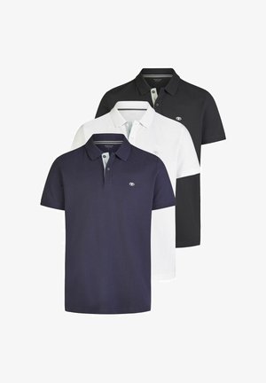 Tres polos: marino, blanco y negro. Con mangas cortas, diseño con cuello, fabricados en suave algodón, y con un pequeño logo en el pecho de cada uno.