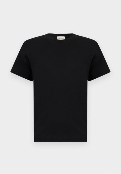 T-shirt noir à manches courtes et col rond avec une petite étiquette blanche au niveau du col affichant le nom de la marque "CLOSED."