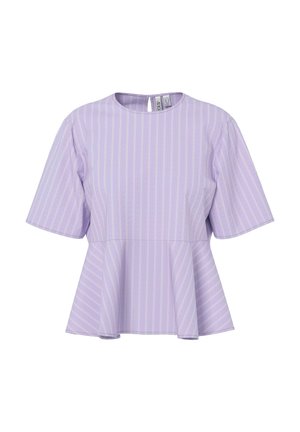 Blusa lila de manga corta con rayas verticales blancas, escote redondo, bajo peplum y cierre con botones en la espalda.