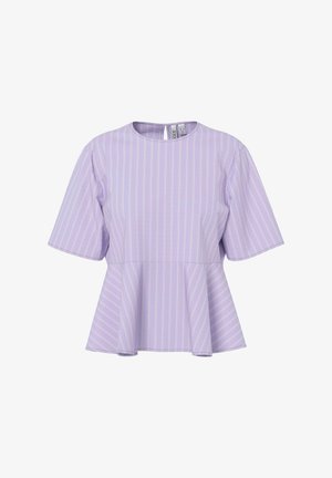 Lila rövid ujjú blúz fehér függőleges csíkokkal, kerek nyakkivágással, peplum szegéllyel és hátul gombos záródással.