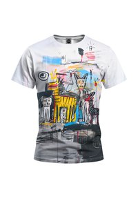 Camiseta blanca con un diseño colorido de figuras abstractas de animales en varios colores, incluyendo amarillo, negro y rojo, con una textura suave.
