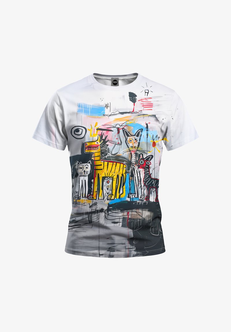 Weißes T-Shirt mit einem bunten Design von abstrakten Tierfiguren in verschiedenen Farben, darunter Gelb, Schwarz und Rot, mit einer glatten Textur.