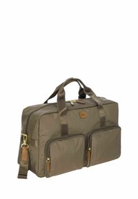 Borsa in nylon verde oliva con due tasche con zip anteriori, manici superiori, spallaccio regolabile e dettagli in pelle marrone. Design rettangolare.
