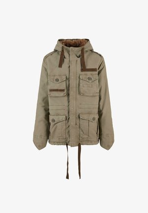 Beige dzseki műszőrme béléssel a kapucniban, barna húzózsinórokkal, több elülső zsebbel és texturált anyaggal. Gombos záródásokkal és varrott díszítésekkel rendelkezik.