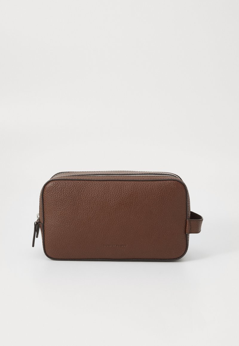 Barna bőr toalett táska texturált felülettel, cipzáras záródással és oldalsó fogantyúval. Téglalap alakú, sima élekkel, minimális logóval.