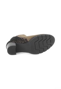 Bottines en suède marron avec des détails en dentelle noire, bout arrondi, talon modéré et semelle en caoutchouc avec un motif de cranté en zigzag et fermeture éclair sur le côté.