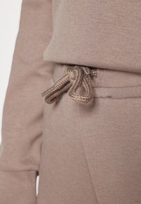 ONLY Play ONPLOUNGE LIFE REG NOOS - Treningo apatinė dalis - walnut
