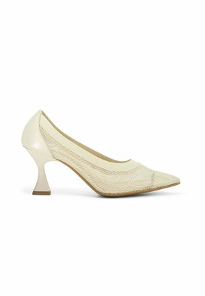 Chaussure à talon haut de couleur crème avec un bout pointu, un dessus en maille, et un design de talon triangulaire unique. Texture lisse avec des accents minimaux.