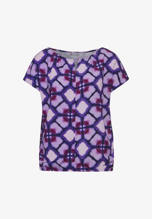 Kurzärmelige Bluse in Lila, mit einem geometrischen Muster aus Rauten in verschiedenen Lila- und Burgundertönen auf einem hellen Hintergrund.