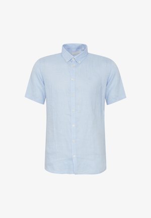 Világoskék, rövid ujjú, gombos ing, gombolt gallérral és fehér gombokkal, fehér háttéren bemutatva.
