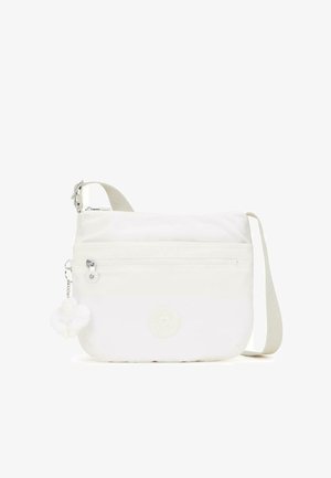 Vit axelväska i mjukt tyg med en zippered frampocket, avtagbar pom-pom charm och justerbar rem.