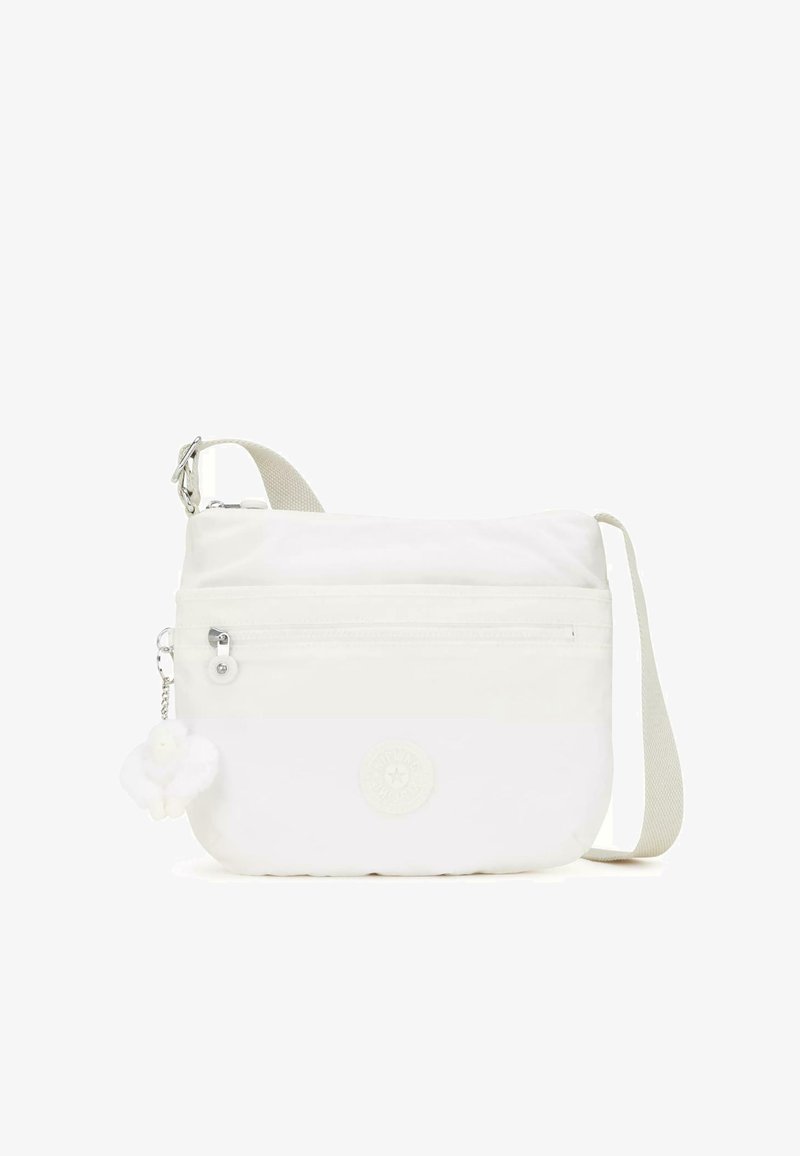 Hvid crossbody taske lavet af blødt stof, med en lynlåslomme foran, aftagelig pom-pom charme og en justerbar rem.