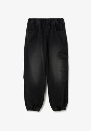 Zwarte cargobroek van denim met een elastische tailleband, enkelboorden, twee zijzakken en een zijpatchzak. Subtiele vervaagde textuur.