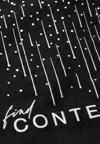 Černá látka se bílými svislými pruhy a rozptýlenými tečkami, s nápisem "najít" napsaným ručně a "OBSAH" tučnými písmeny.