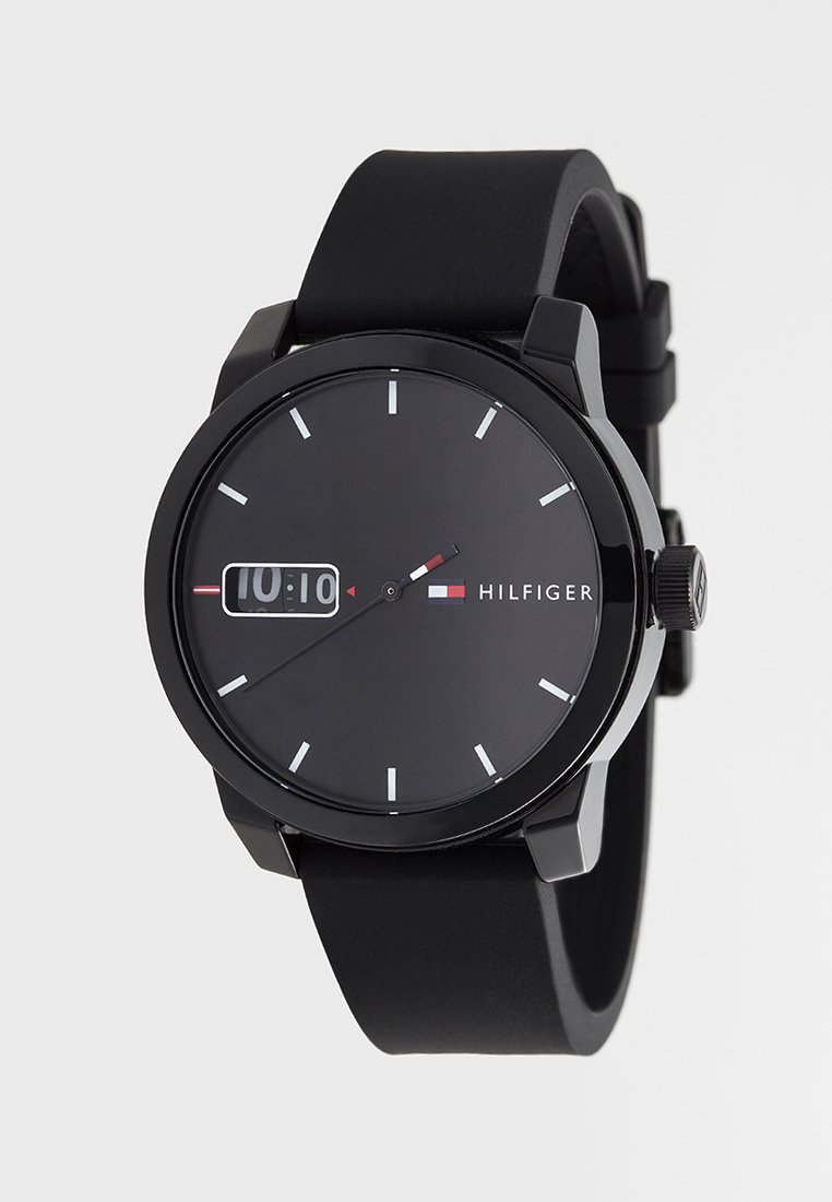 Czarny analogowy zegarek z okrągłą tarczą, silikonowym paskiem, białymi znacznikami godzin, minimalistycznym designem oraz prostokątnym wyświetlaczem cyfrowym pokazującym czas.