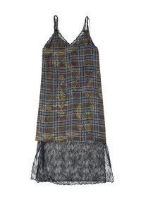 Vestido de tirantes con patrón de cuadros azules y amarillos, motivos florales, tirantes finos y un dobladillo de encaje negro que se extiende por debajo del vestido.