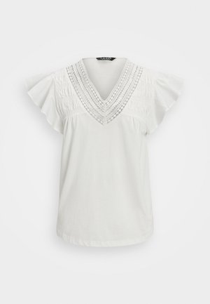 Hvit kortermet topp med V-hals, med samlet tekstur og blonde detaljer langs halsutskjæringen. Mykt stoff, løs passform.
