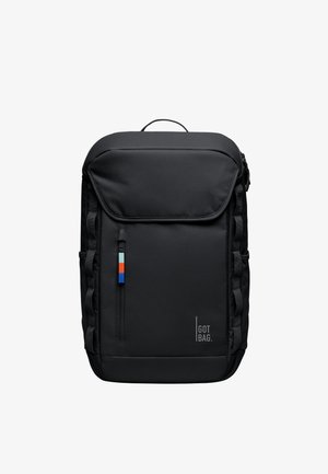 Sort rygsæk lavet af holdbart materiale med en lynlåslomme foran, enkel design, to sidelommer og et logo på bunden.