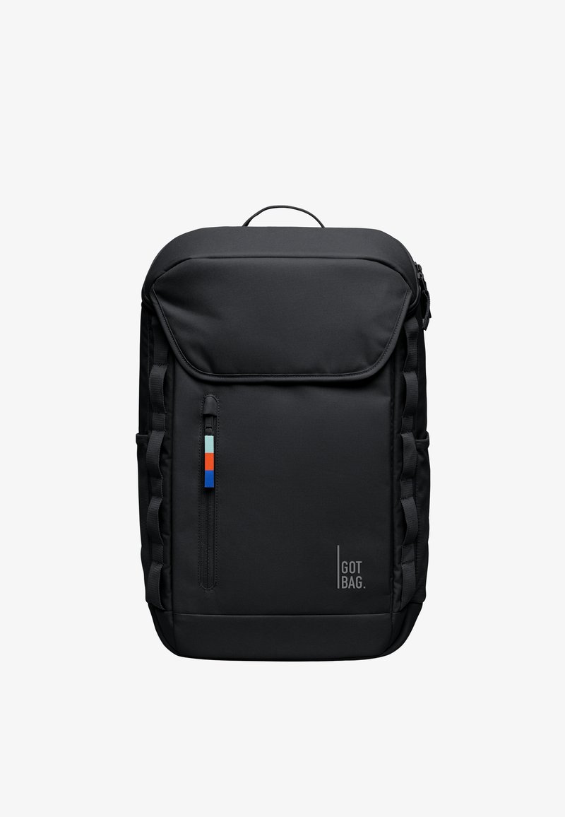 Černý batoh vyrobený z odolného materiálu s přední kapsou na zip, jednoduchým designem, dvěma bočními kapsami a logem na spodní části.