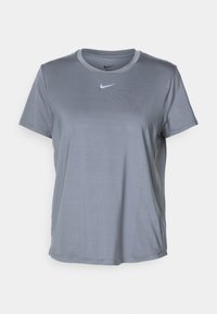 Camiseta deportiva corta de manga gris básico de Nike, con un pequeño logo de Nike en azul claro centrado debajo del cuello.