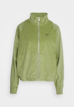Lyst grøn kordfløjl jakke med høj krave, lynlås lukning og elastiske manchetter. Har et diskret Nike AIR-logo på brystet.