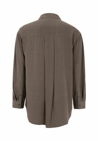 Chemise à manches longues en tissu marron discret, avec un col rabattu, un détail de pli au dos et des poignets boutonnés. Texture lisse et légère.
