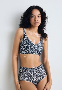 Grå og svart leopardmønster bralette med brede stropper, kombinert med høyt liv matchende truser. Glatt stoff med en subtil glans.