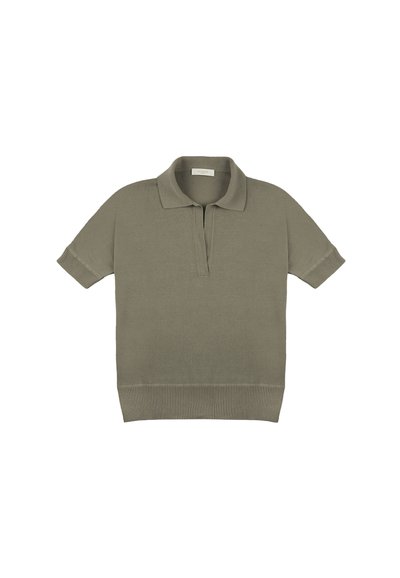 Koszulka polo z krótkim rękawem w oliwkowym kolorze, wykonana z dzianiny; ma klasyczny kołnierz, ściągacze na rękawach oraz ściągacz u dołu.