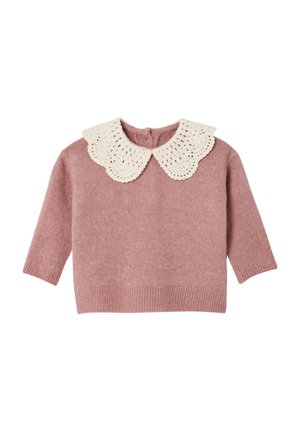Rosa gestrickter Pullover mit einem großen, gewellten cremefarbenen Spitzenkragen, langen Ärmeln und einem runden Ausschnitt. Er hat eine leicht strukturierte Oberfläche.