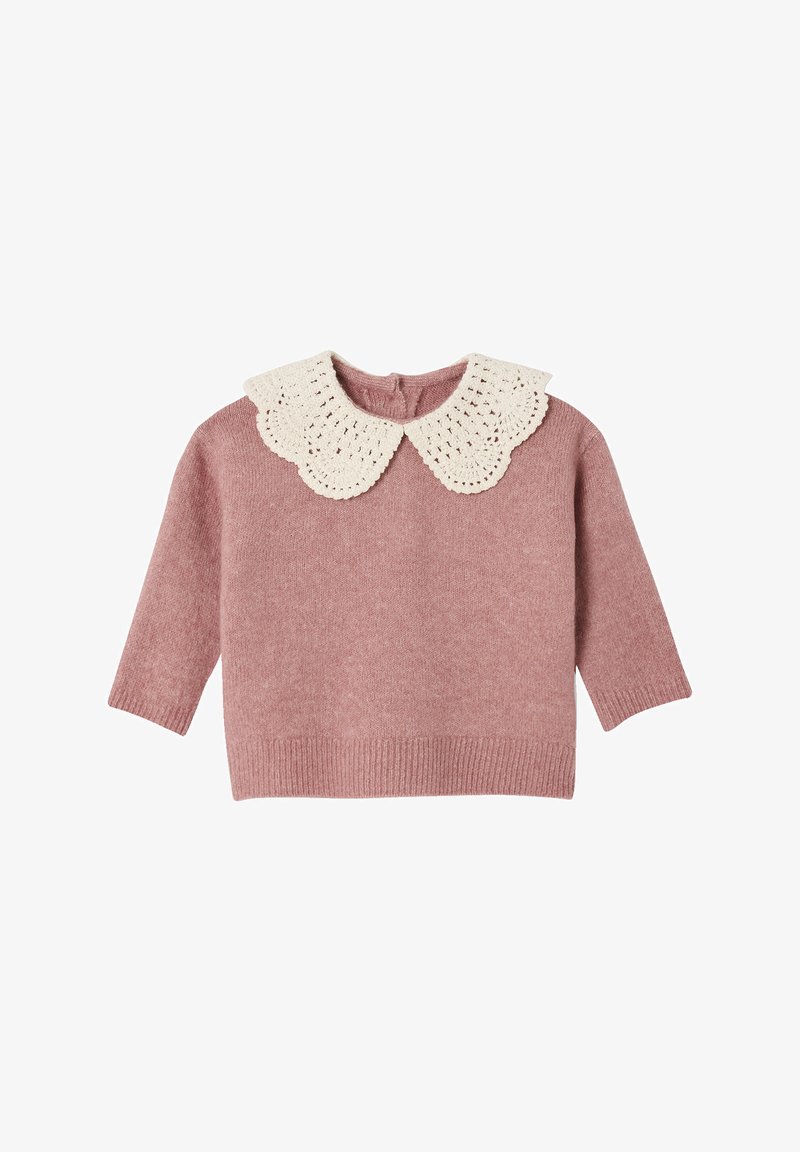 Rosa gestrickter Pullover mit einem großen, gewellten cremefarbenen Spitzenkragen, langen Ärmeln und einem runden Ausschnitt. Er hat eine leicht strukturierte Oberfläche.