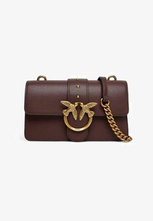 Borsa a tracolla in pelle marrone con catena dorata, dotata di un fermo frontale con due motivi a uccello e borchie decorative sul risvolto.