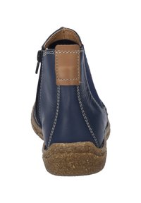 Marineblauwe leren enkellaarzen met een zijrits, tanleren accent bij de hak en een gestructureerde kurken zool. Contraststiksel langs de naden.