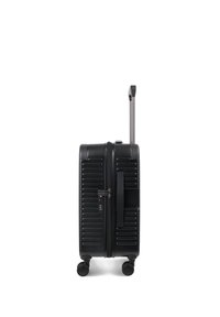 Valise rigide noire avec quatre roues, une poignée télescopique étendue, une poignée latérale et une serrure à combinaison sur fond blanc.