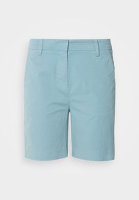 Shorts bleu clair arrivant aux genoux, dotés de passants de ceinture et d'une fermeture éclair avant dissimulée, présentés sur un fond blanc uni.