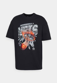 Svart T-shirt med grafik som har "BROOKLYN NETS," en basketboll och en korg, som visar en dynamisk rörelseffekt och texturer.