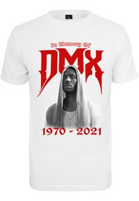 Hvit bomull t-skjorte med et stort rødt tekstdesign som leser "I minne om DMX", sammen med et svart-hvitt bilde av en mann i hettegenser.