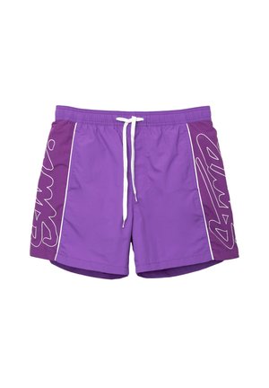 Shorts de bain violets avec un cordon de serrage blanc, présentant une bande d'accent blanche et un design de texte audacieux sur un côté. Matériau léger et à séchage rapide.