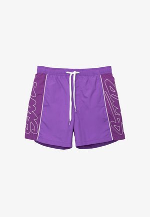 Shorts de bain violets avec un cordon de serrage blanc, présentant une bande d'accent blanche et un design de texte audacieux sur un côté. Matériau léger et à séchage rapide.