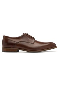 Brązowe skórzane buty eleganckie z gładką powierzchnią, okrągłym czubkiem i subtelnymi detalami haftu. Posiadają niski, wystający obcas oraz sznurowane zapięcie.