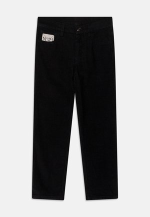 Črne kordurojske hlače s ravnim krojem, ob katerih je oznaka z "N°21" in klasičnimi sprednjimi in zadnjimi žepi. Tekstura materiala z vertikalnimi črtami.