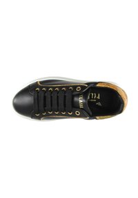 Sneaker nera con una finitura liscia, occhiali d'oro e lacci neri. Accento notevole in sughero sul tallone. Suola in gomma bianca.