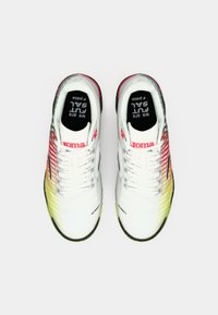 Par bijelih sportskih cipela s crvenim, žutim i zelenim gradijentnim uzorcima, bijelim vezicama i crnim ulošcima s bijelim natpisom.