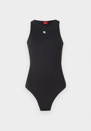 Černý body s bezrukávovým designem, vyrobený z hladkého materiálu. Obsahuje malé bílé logo na hrudi a vysoký výřez na nohou.
