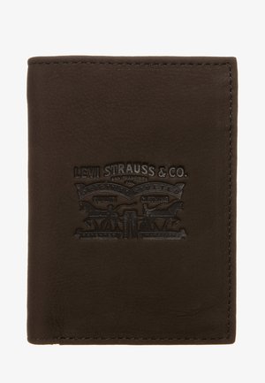 Portefeuille en cuir brun arborant le logo embossé de Levi Strauss & Co. et des détails de conception, avec une texture lisse et des bords cousus.