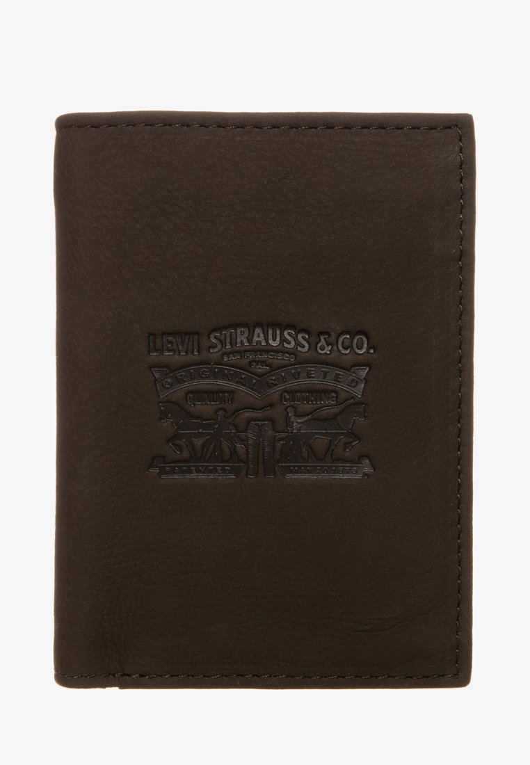Bruine leren portemonnee met reliëf van het Levi Strauss & Co. logo en ontwerpdetails, met een gladde textuur en gestikte randen.