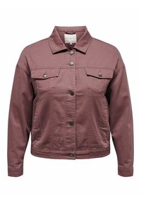 Chaqueta de mezclilla color rosa con cuello clásico, cierre de botones, dos bolsillos en el pecho y mangas largas con puños abotonados.