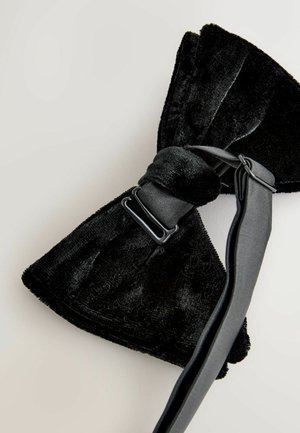 Melnas zīda tauriņš ar gludu virsmu, kuram ir mezgls un regulējama josta, ko nostiprina melns metāla skavītis.