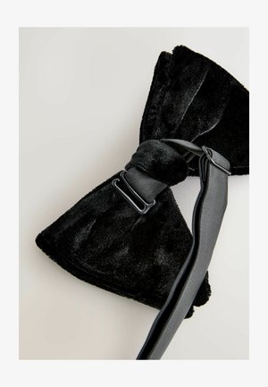 Melnas zīda tauriņš ar gludu virsmu, kuram ir mezgls un regulējama josta, ko nostiprina melns metāla skavītis.